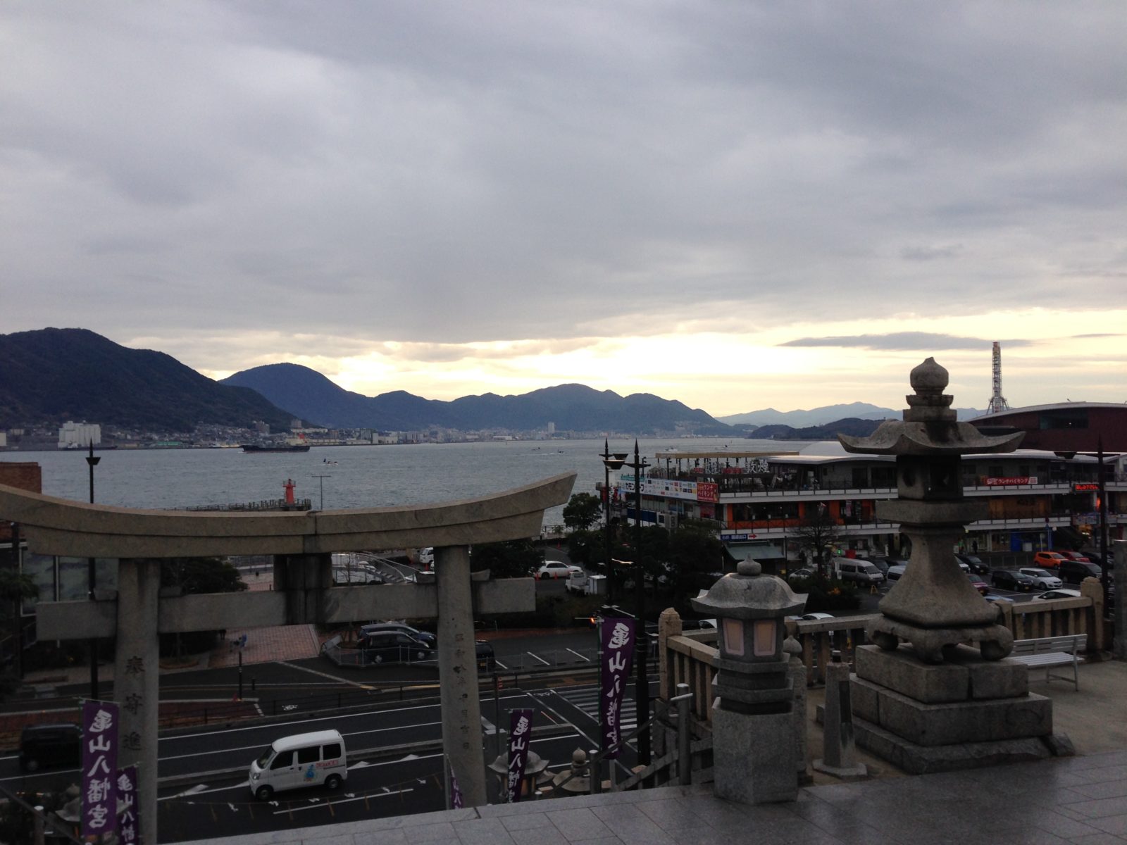 亀山八幡宮は今日も関門海峡を見守っていた